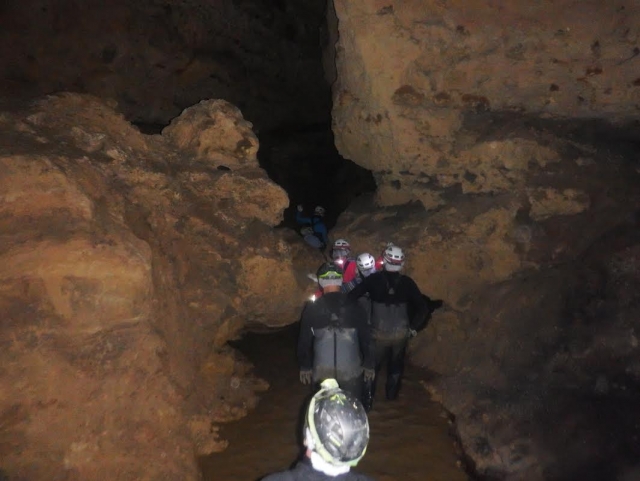  Indo em direção ao fundo da caverna 